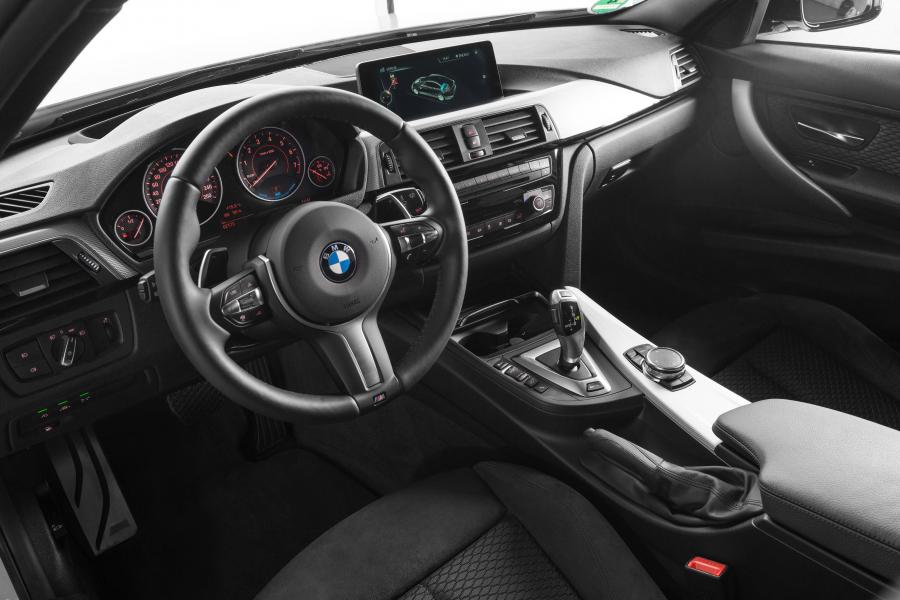 Интерьер BMW 330e M Sport 2016 года  (фото 36 из 40)